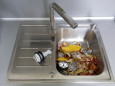Zbytky jídla v nerezovém dřezu před likvidací v drtiči EcoMaster EVO3